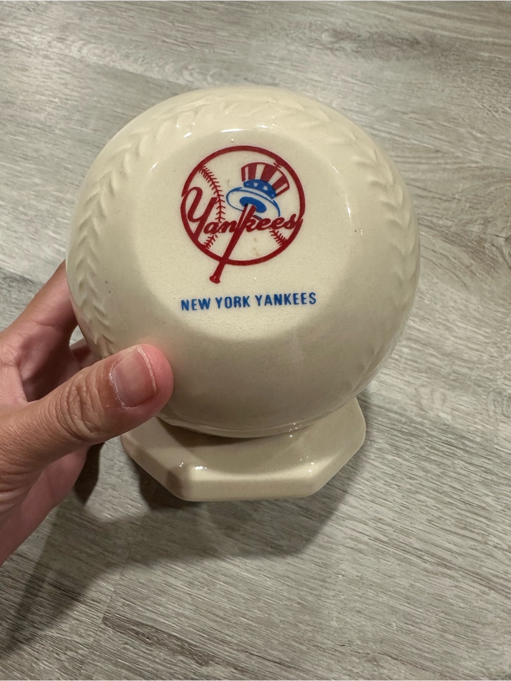 CH217 Vintage New York Yankees Ceramic Baseball Coin Bank Piggy Bank White